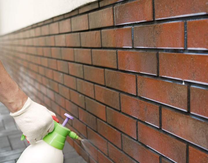 Pulvérisation scellant briques